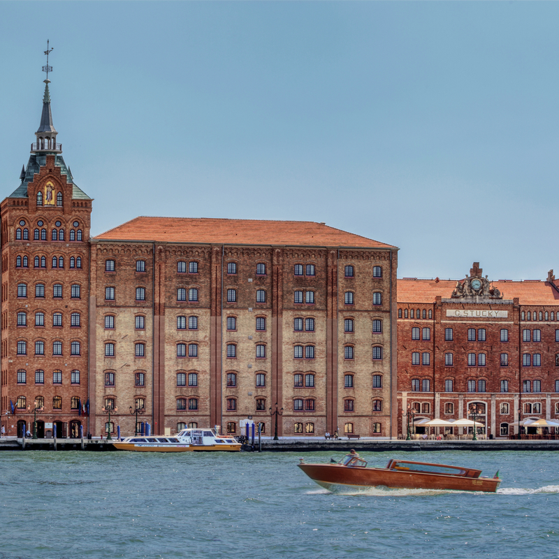 Backstein-Gebäude des Hilton Molino Stucky Hotels am Wasser in Venedig.