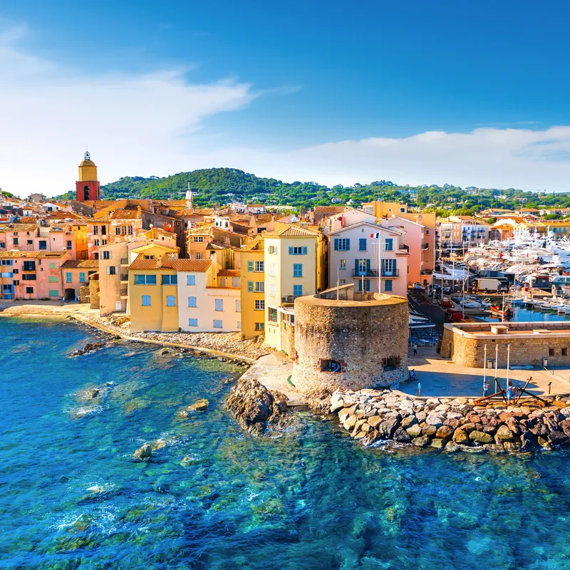 Küstenstadt mit bunten Häusern und Yachthafen am Meer, Saint-Tropez, Côte d’Azur.