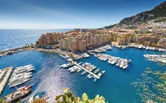 Panoramablick auf den Yachthafen und die Stadt Monaco am Mittelmeer.