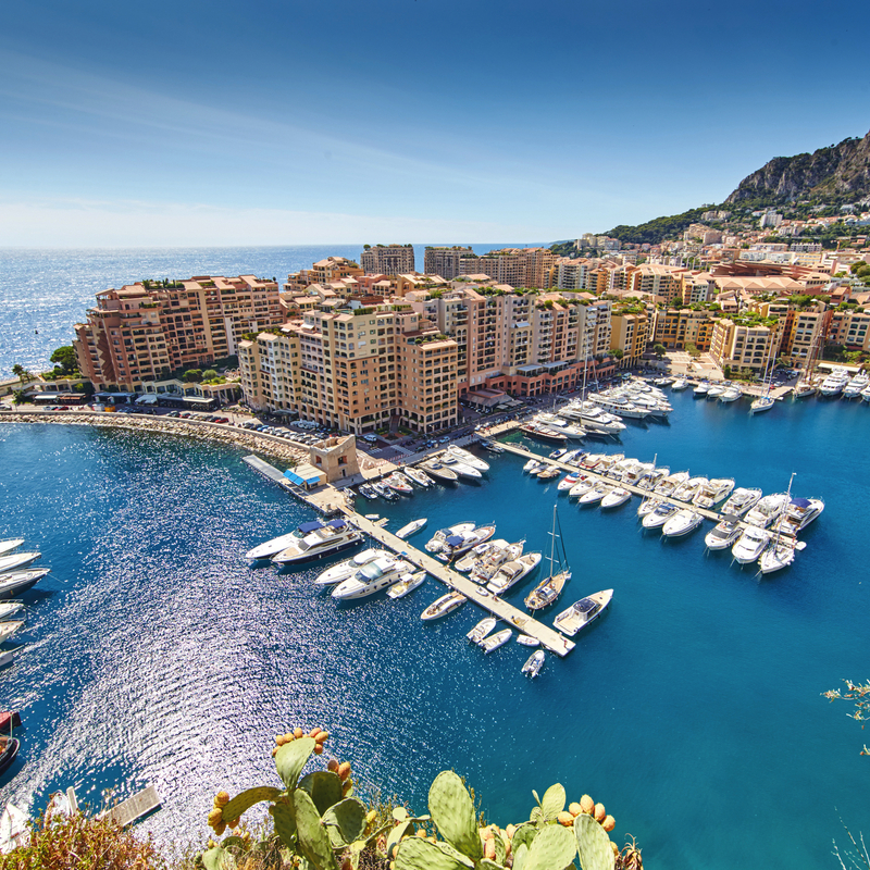 Panoramablick auf den Yachthafen und die Stadt Monaco am Mittelmeer.