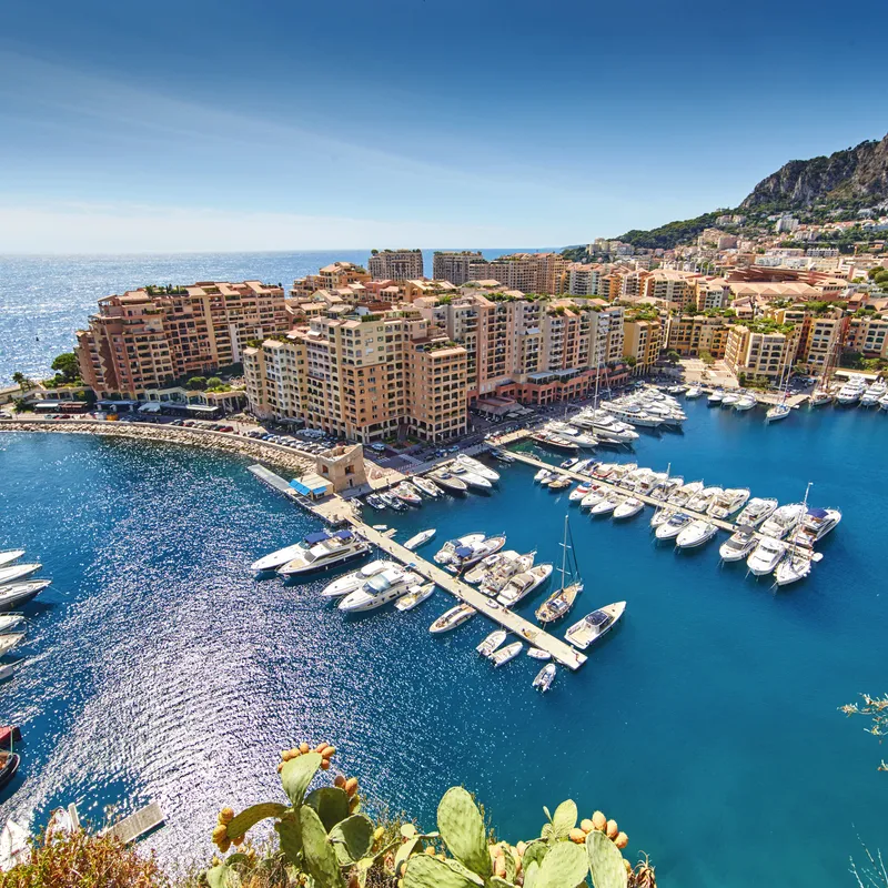 Panoramablick auf den Yachthafen und die Stadt Monaco am Mittelmeer.