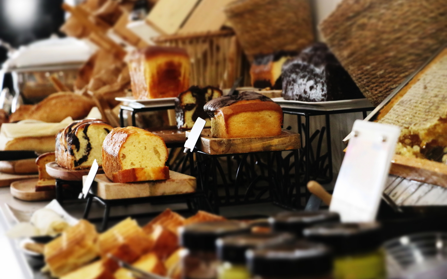 Frühstücksbuffet mit verschiedenen Broten und Kuchen.