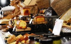 Frühstücksbuffet mit verschiedenen Broten und Kuchen.