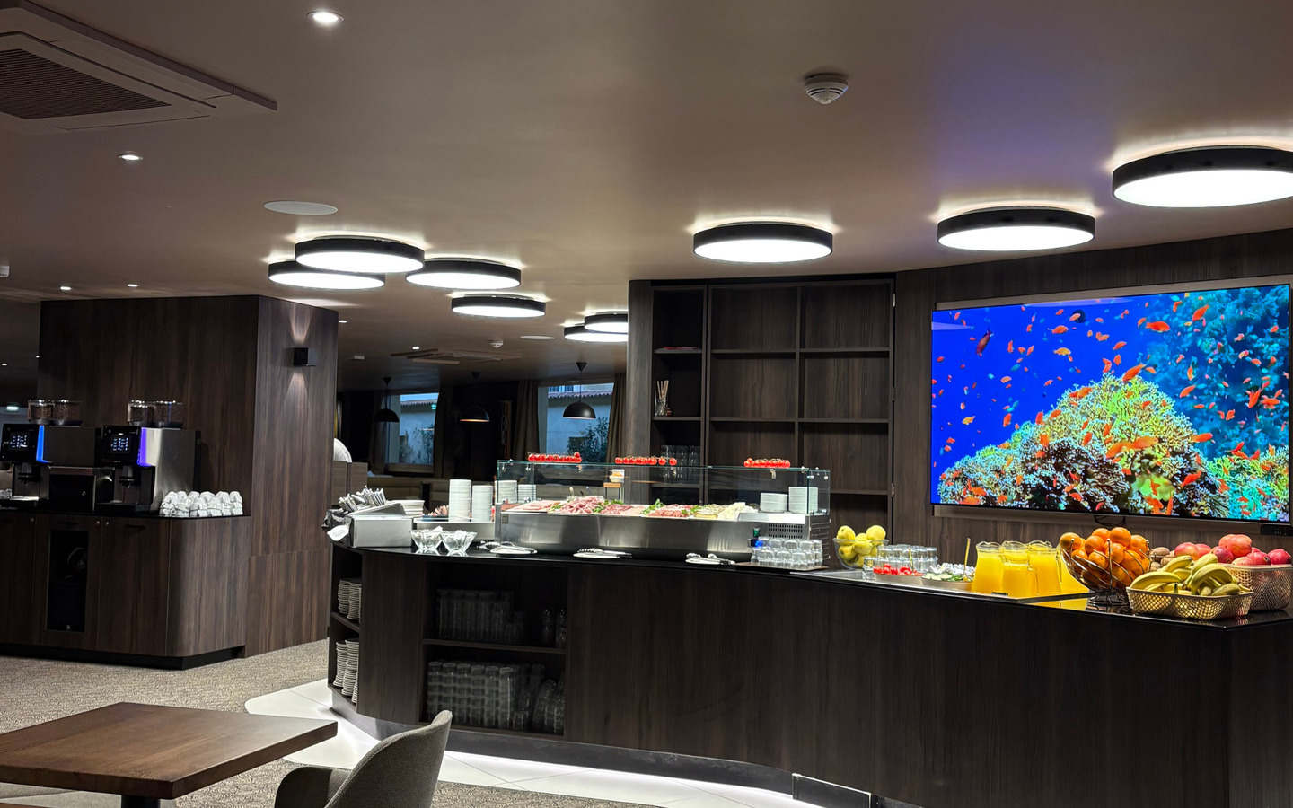 Brunch-Buffet in modernem Hotel mit frischem Obst und Getränken.