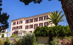 Hotelgebäude mit Palmen und blauen Himmel, Best Western des Orangers, Côte d'Azur.