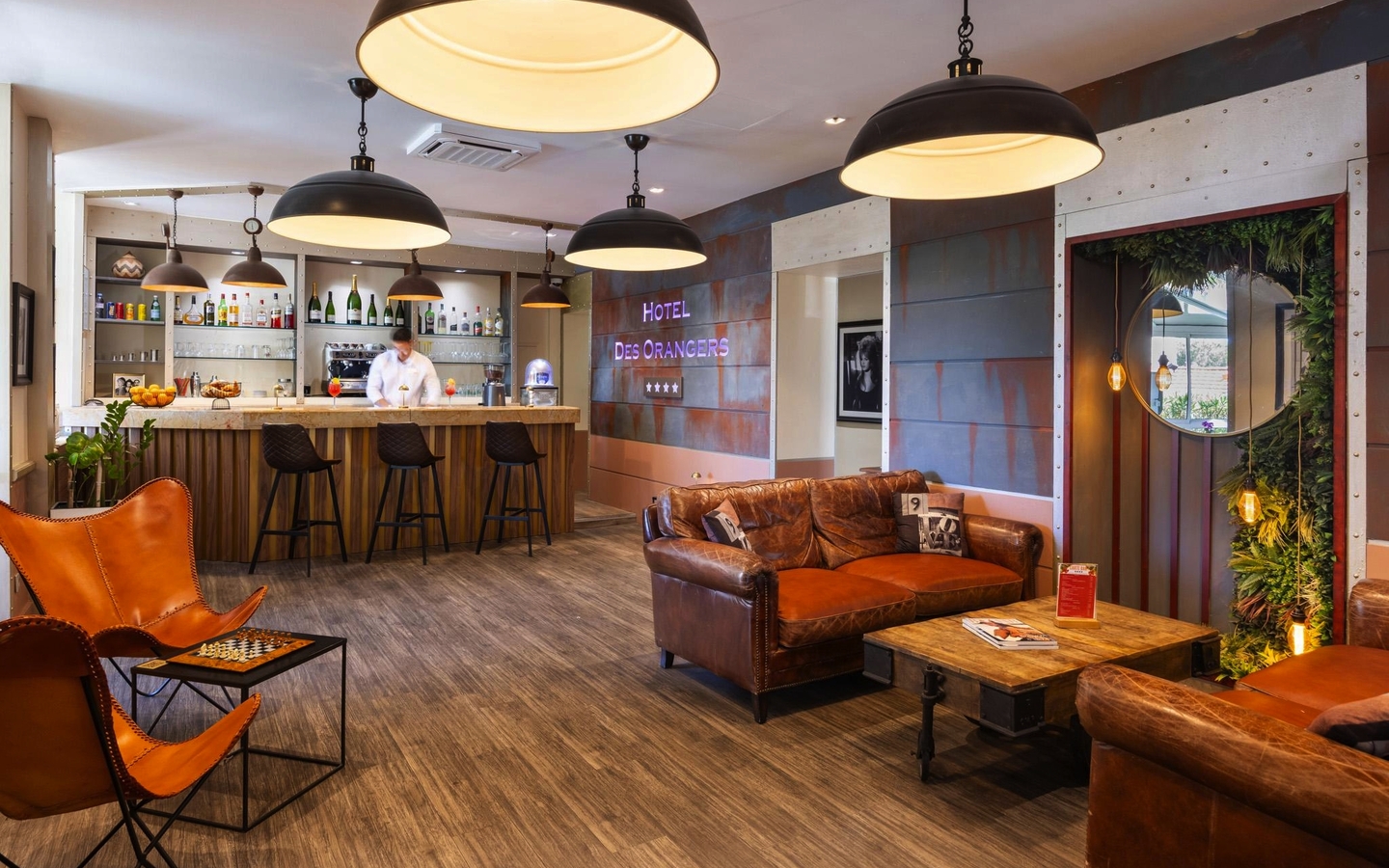 Hotelbar mit Lederstühlen und Bartresen, moderne Dekoration, warmes Ambiente.