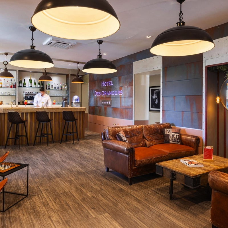 Hotelbar mit Lederstühlen und Bartresen, moderne Dekoration, warmes Ambiente.