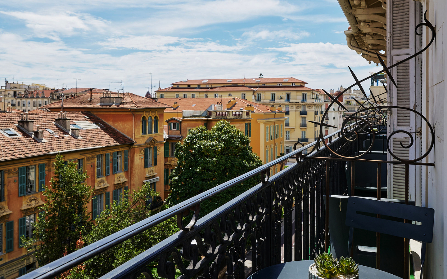 Balkon mit Blick auf eine mediterrane Stadtlandschaft bei klarem Himmel