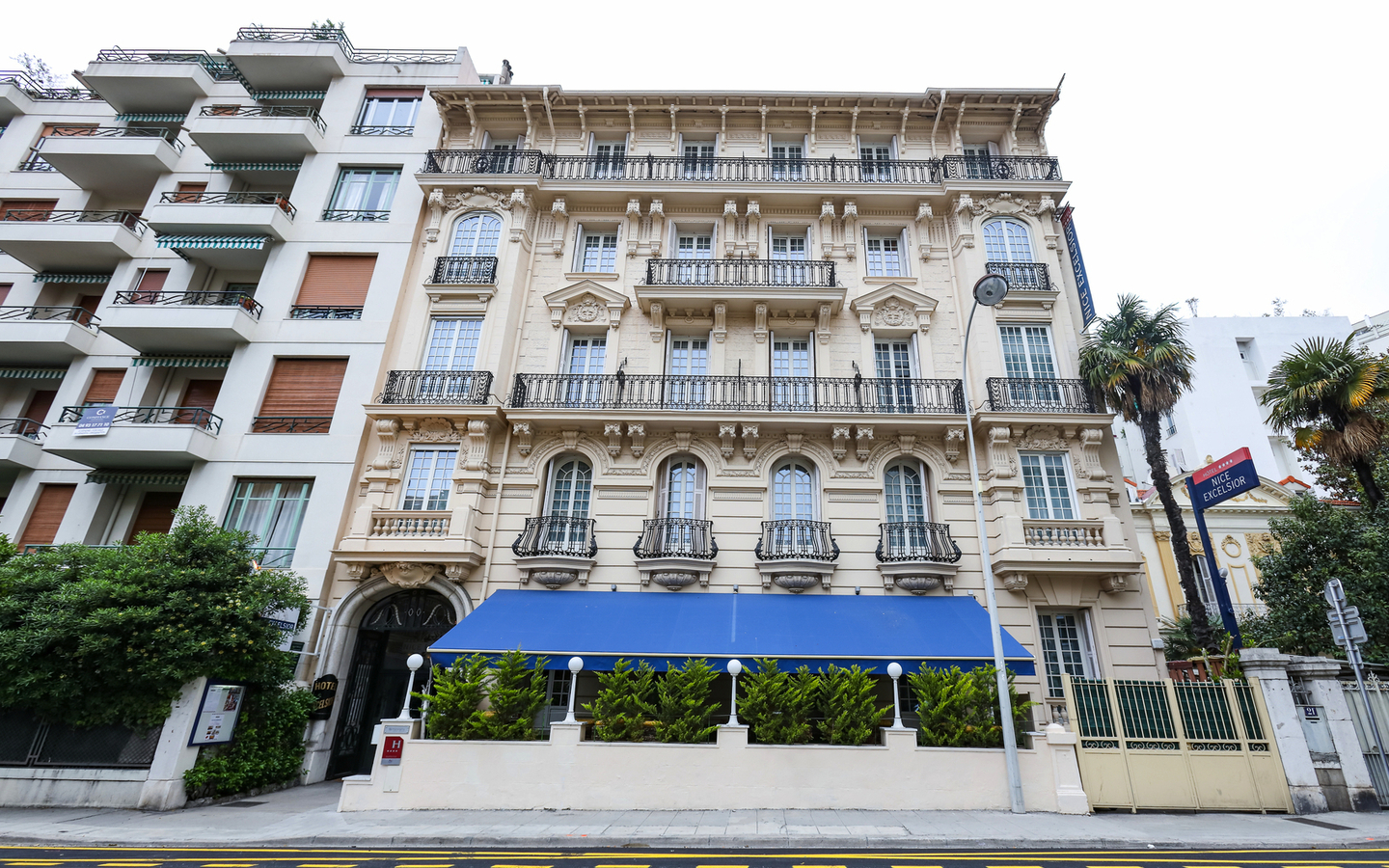 Fassade des Hotels Excelsior in der Côte d'Azur, Frankreich
