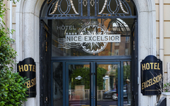 Eingang des Hotel Excelsior an der Côte d'Azur in Frankreich.
