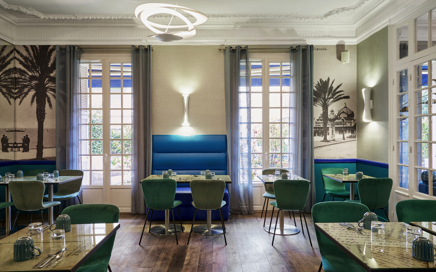 Frühstücksraum mit gedeckten Tischen im Hôtel Excelsior in Côte d'Azur, Frankreich