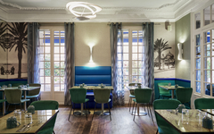 Frühstücksraum mit gedeckten Tischen im Hôtel Excelsior in Côte d'Azur, Frankreich