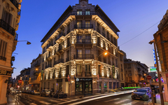 Hotelgebäude in Nizza, Frankreich bei Dämmerung.