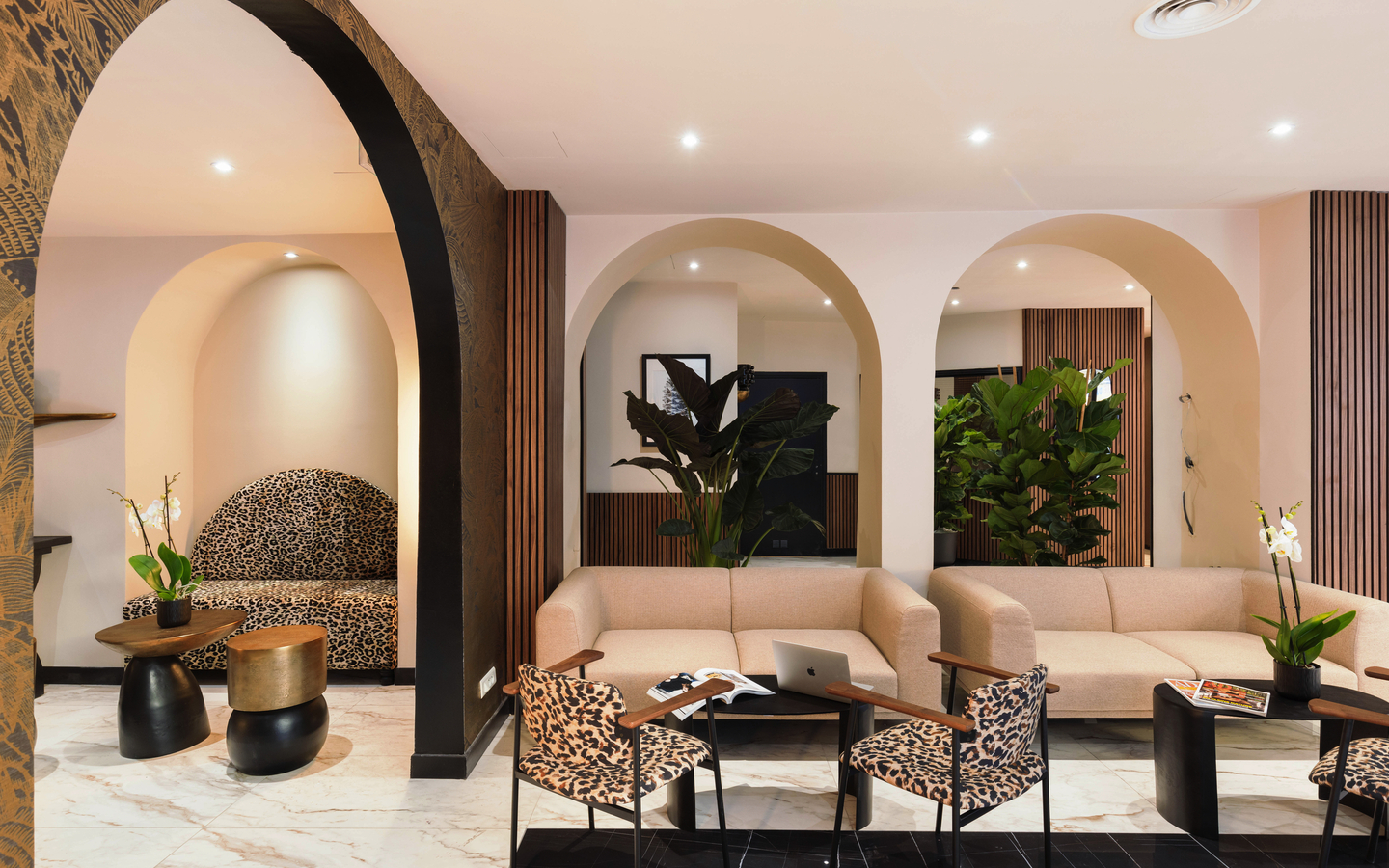 Moderne Hotel-Lobby mit eleganten Sofas und Pflanzen.