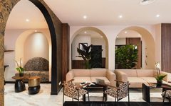 Moderne Hotel-Lobby mit eleganten Sofas und Pflanzen.