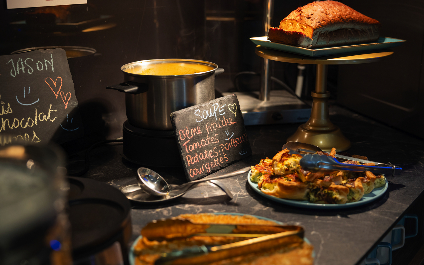 Buffet mit Suppe, Brot und Quiche im Hotel Khla Frankreich Côte d'Azur.
