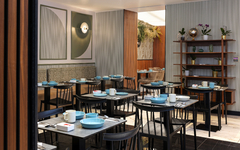 Frühstücksraum mit gedeckten Tischen und Buffet im Hotel an der Côte d'Azur.