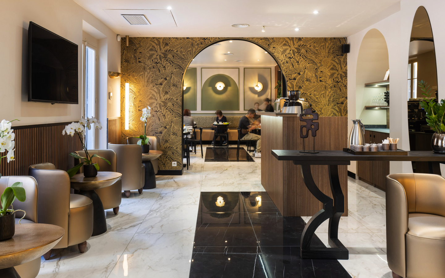 Moderner Hotelbarbereich mit stilvoller Einrichtung und Sitzgelegenheiten.