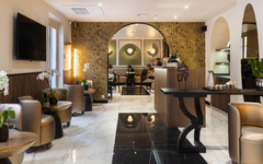 Moderner Hotelbarbereich mit stilvoller Einrichtung und Sitzgelegenheiten.