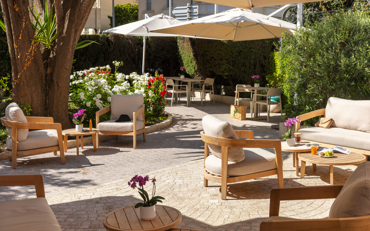 Gartenbereich mit gemütlichen Sitzmöglichkeiten im Hotel Brice Garden, Côte d'Azur.