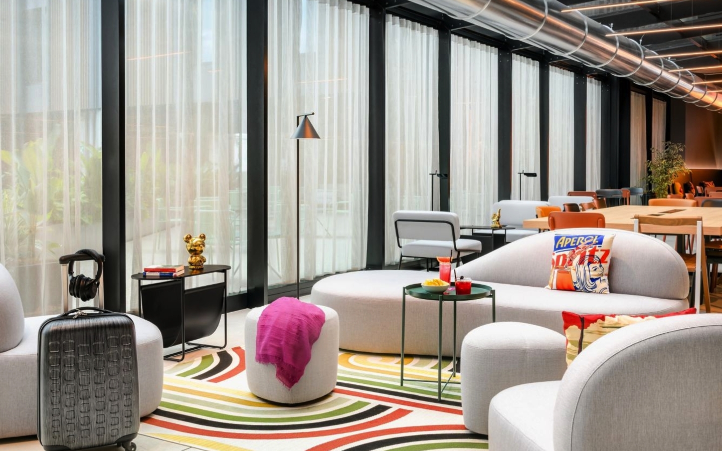Moderne Lobby mit Sitzgelegenheiten und dekorativen Elementen in einem Hotel.