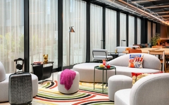 Moderne Lobby mit Sitzgelegenheiten und dekorativen Elementen in einem Hotel.