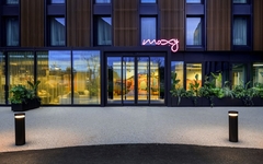 Eingang des Hotel Moxy in Pompeii, Italien an der Amalfiküste.