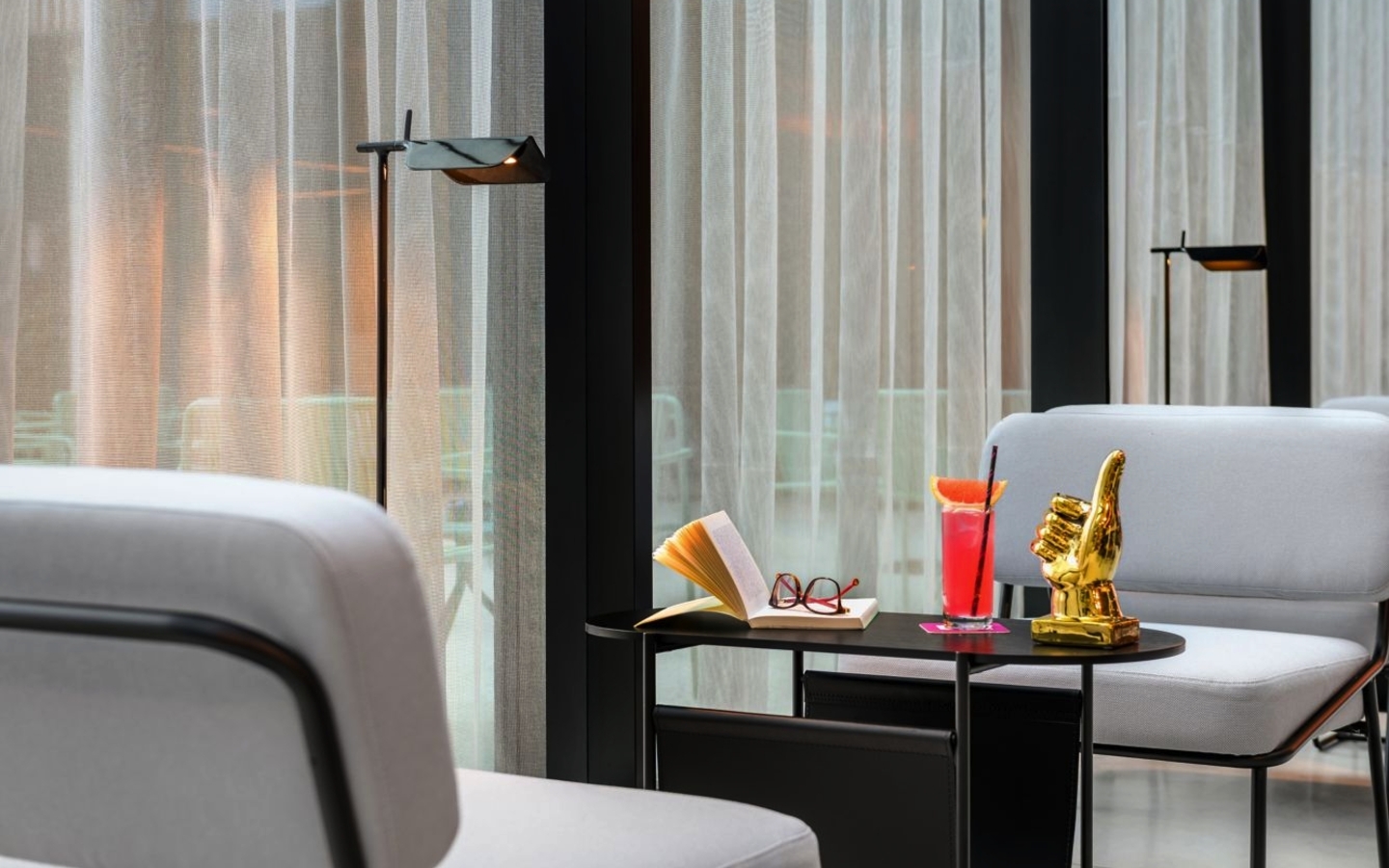 Moderne Hotellounge mit Sesseln und kleinem Tisch in Pompeji.
