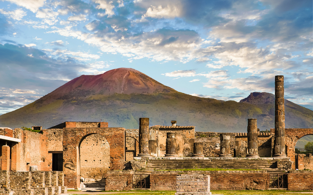 Ruinen der antiken Stadt Pompeji vor dem Hintergrund des Vesuvs in Kampanien, Italien.