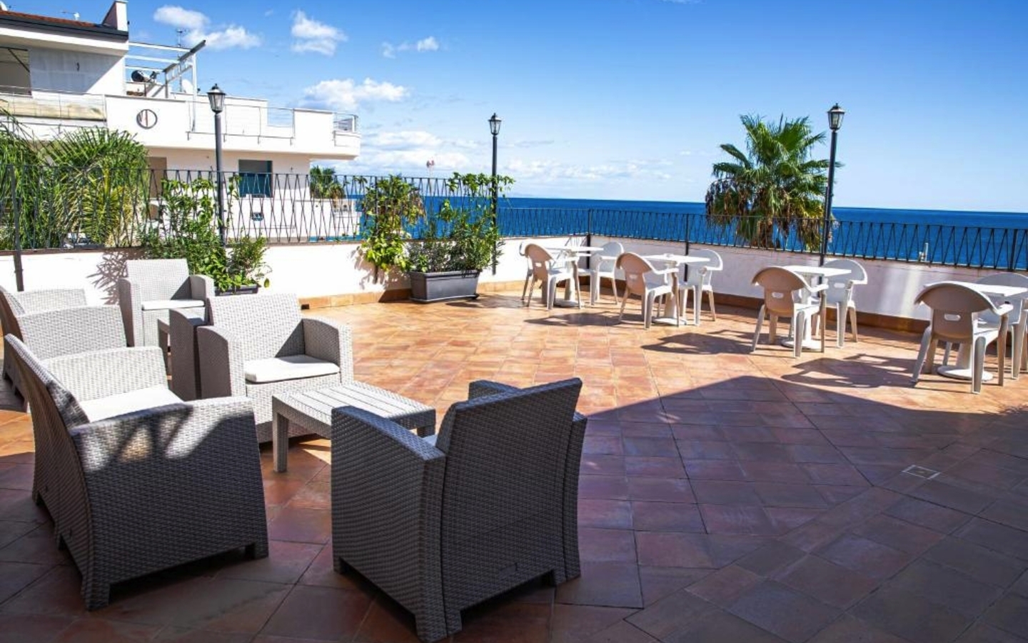 Terrasse mit Sitzmöbeln und Meerblick am Hotel Palazzo Durante in Sizilien.