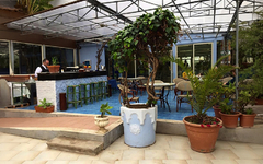 Terrasse eines Hotels mit Sitzgelegenheiten und Pflanzen in Italien.