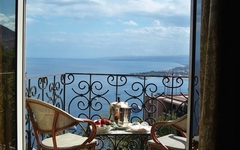 Balkon mit Meerblick und zwei Stühlen im Hotel Taormina Park auf Sizilien.
