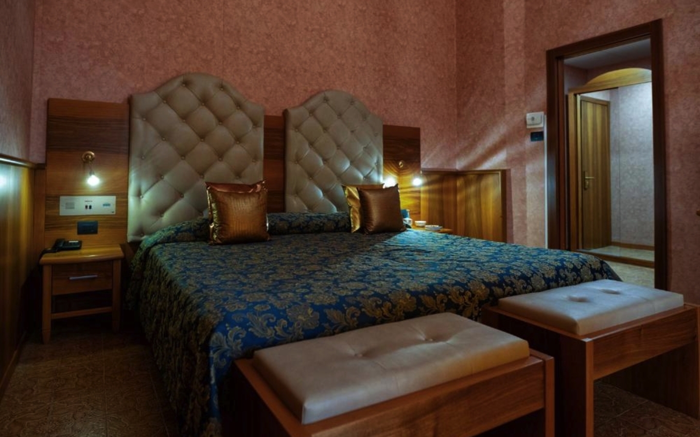 Doppelzimmer mit elegantem Design, zwei Betten und Holzdekor.