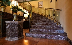 Marmortreppe im Taormina Park Hotel mit Pflanzendeko und Glashandlauf