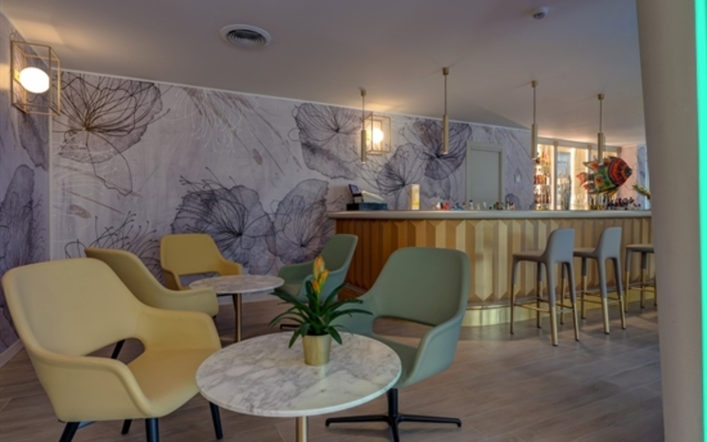 Hotel-Lounge mit moderner Einrichtung, Bar und bequemen Sitzgelegenheiten.