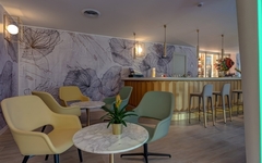 Hotel-Lounge mit moderner Einrichtung, Bar und bequemen Sitzgelegenheiten.