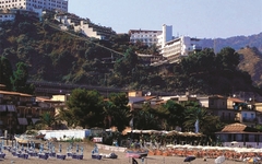 Strand in Sizilien mit Hügel und Hotel im Hintergrund