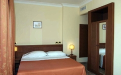 Doppelzimmer in Villa Bianca Resort, Taormina mit Doppelbett und Schrank.