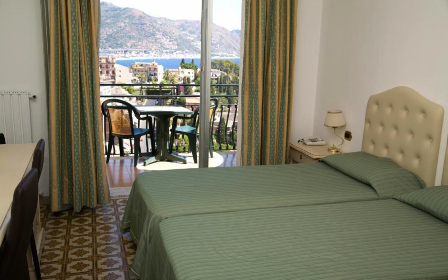 Zimmer mit zwei Einzelbetten, Balkon und Meerblick in Taormina, Sizilien.
