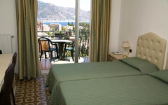 Zimmer mit zwei Einzelbetten, Balkon und Meerblick in Taormina, Sizilien.