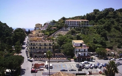 Straßenansicht mit Gebäuden und Hügeln in Taormina, Sizilien.