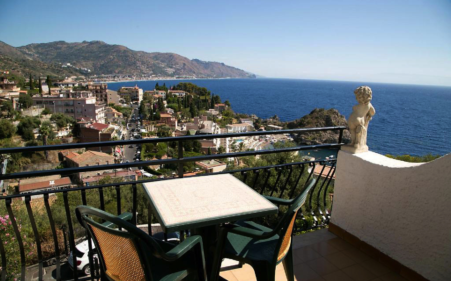 Blick von einem Balkon auf das Meer und die Küste in Taormina, Sizilien.