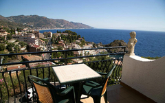 Blick von einem Balkon auf das Meer und die Küste in Taormina, Sizilien.