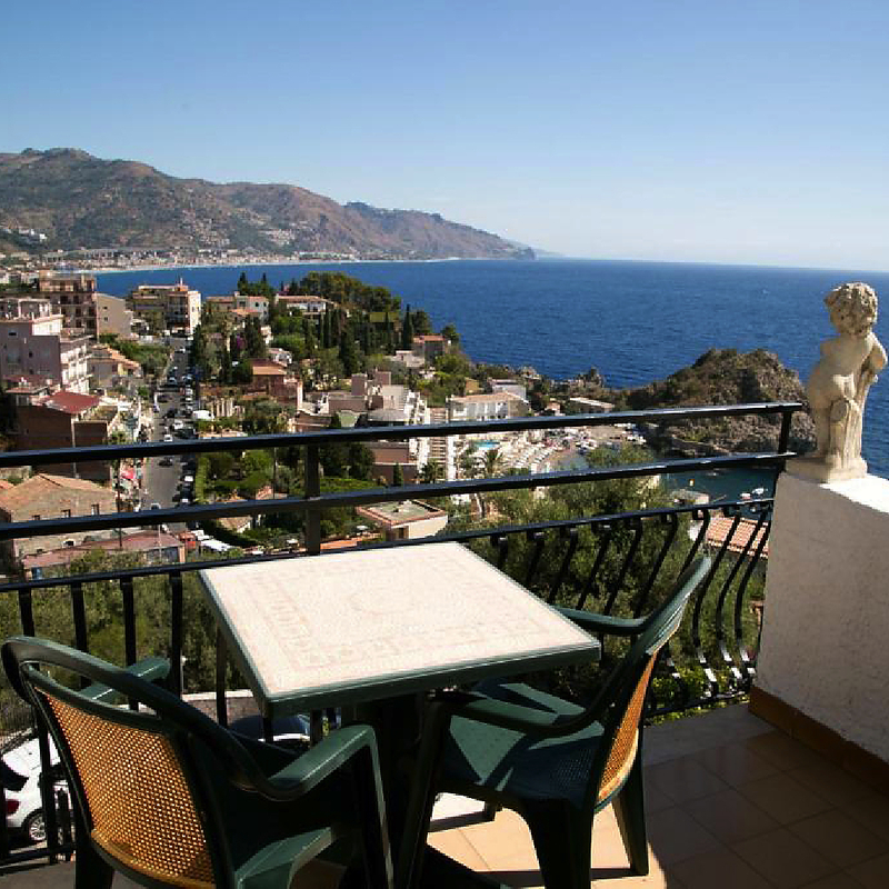 Blick von einem Balkon auf das Meer und die Küste in Taormina, Sizilien.