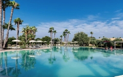 Großer Außenpool mit Palmen im Voi Arenella Resort in Sizilien.