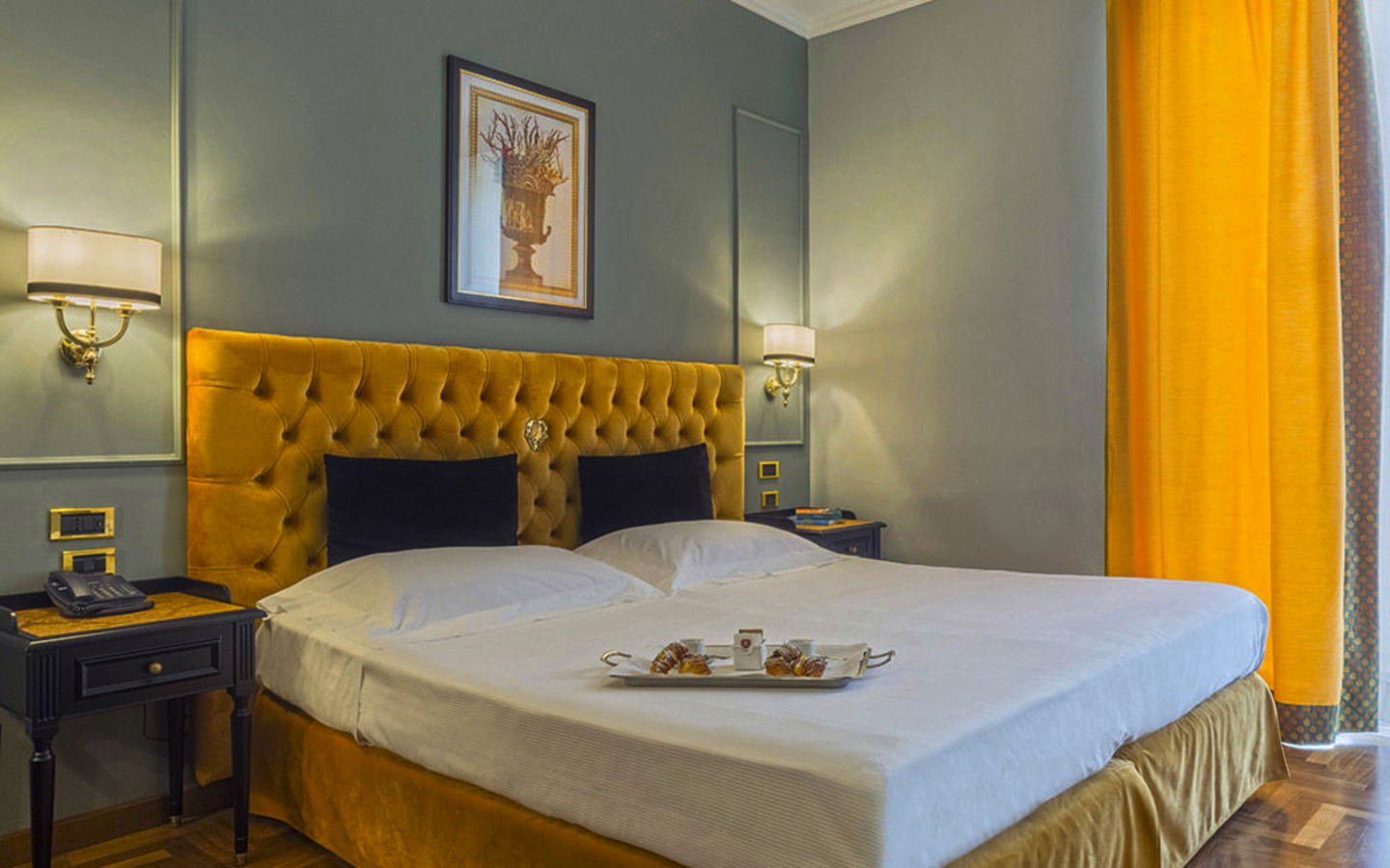 Doppelzimmer im Grand Hotel Villa Politi mit gelbem Kopfteil und gemütlichem Ambiente.