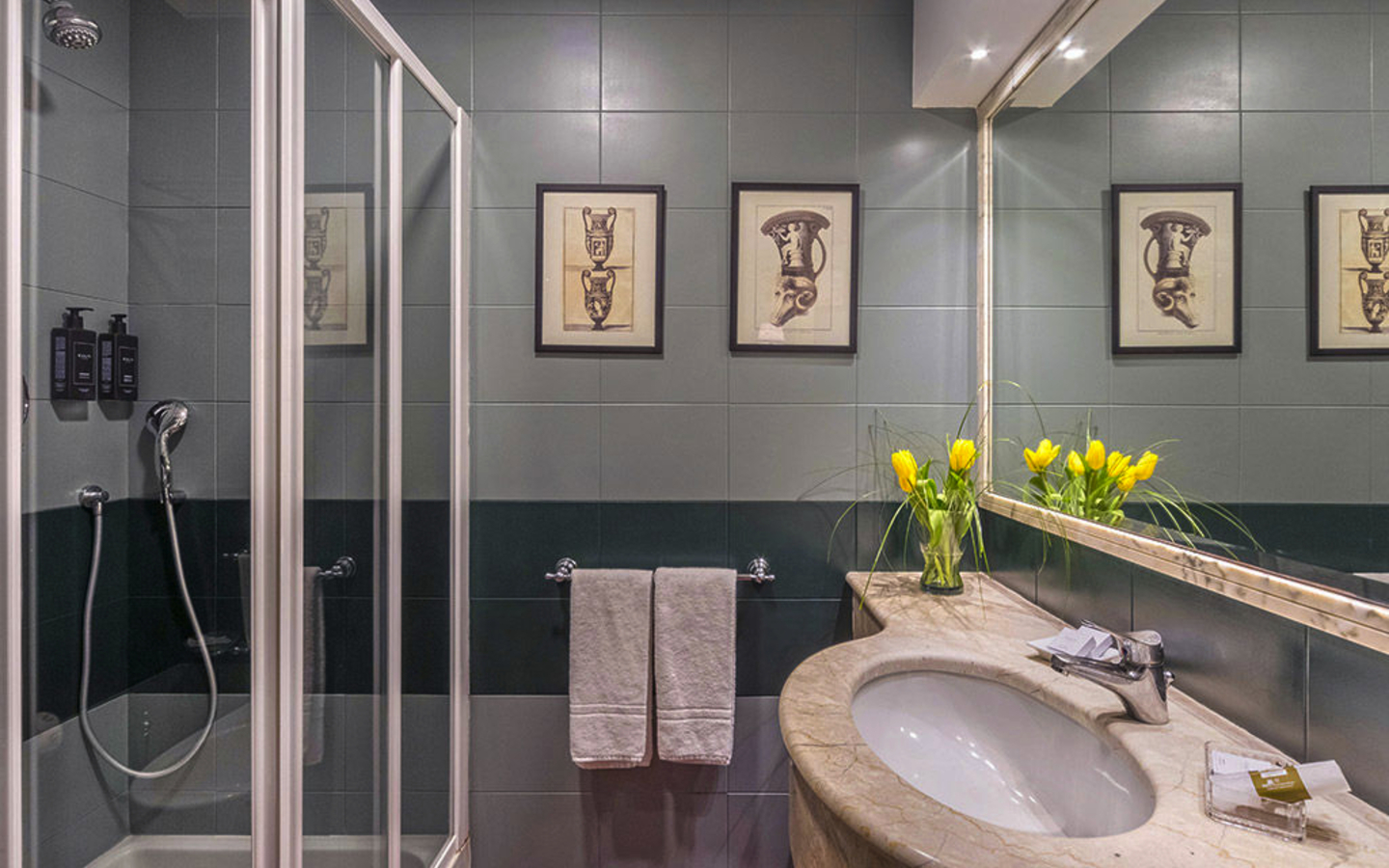 Modernes Badezimmer mit großer Dusche, Marmorspüle und Wanddekoration.