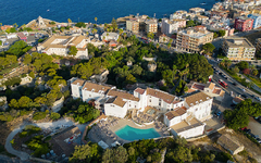 Luftaufnahme des Grand Hotel Villa Politi in Syrakus, umgeben von Bäumen und Gebäuden.