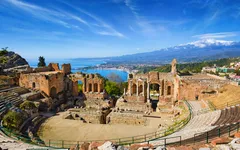 Antikes Theater von Taormina mit Blick auf den Ätna auf Sizilien, Italien.
