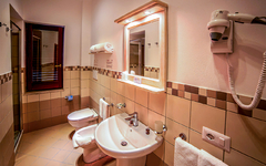 Badezimmer mit Waschbecken, Spiegel und Föhn im Hotel auf den Liparischen Inseln